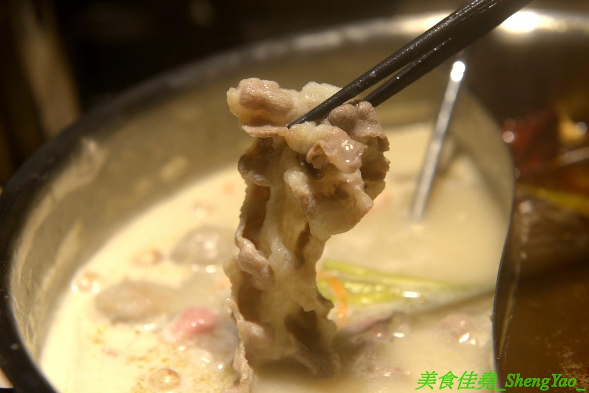 [台中西屯]愛食鍋 – 高雄人氣麻辣鴛鴦鍋進軍台中首家分店,道地四川巴蜀味的招牌麻辣湯頭又香又麻,還有萌到不行的獨家南瓜熊熊磚也超吸睛,肉盤長度和桌子差不多寬,超狂超霸氣,份量兩三人