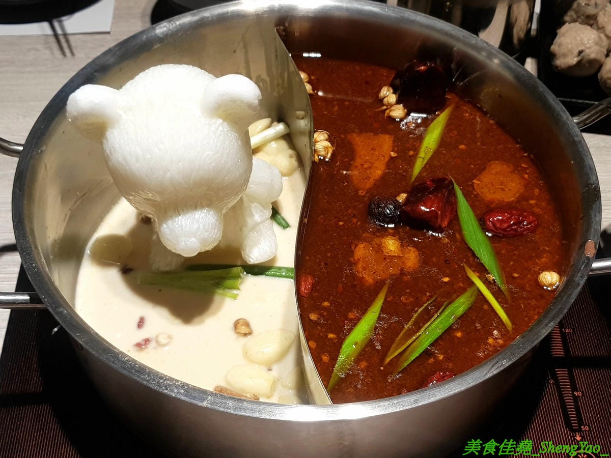 [台中西屯]愛食鍋 – 高雄人氣麻辣鴛鴦鍋進軍台中首家分店,道地四川巴蜀味的招牌麻辣湯頭又香又麻,還有萌到不行的獨家南瓜熊熊磚也超吸睛,肉盤長度和桌子差不多寬,超狂超霸氣,份量兩三人