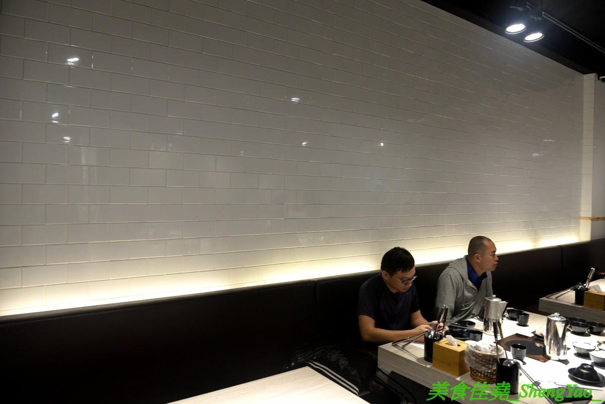 [台中西屯]愛食鍋 – 高雄人氣麻辣鴛鴦鍋進軍台中首家分店,道地四川巴蜀味的招牌麻辣湯頭又香又麻,還有萌到不行的獨家南瓜熊熊磚也超吸睛,肉盤長度和桌子差不多寬,超狂超霸氣,份量兩三人