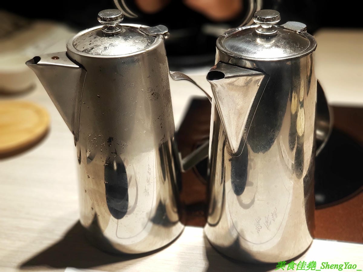 [台中西屯]愛食鍋 – 高雄人氣麻辣鴛鴦鍋進軍台中首家分店,道地四川巴蜀味的招牌麻辣湯頭又香又麻,還有萌到不行的獨家南瓜熊熊磚也超吸睛,肉盤長度和桌子差不多寬,超狂超霸氣,份量兩三人