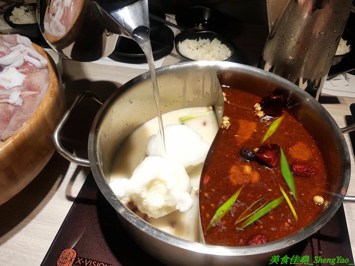 [台中西屯]愛食鍋 – 高雄人氣麻辣鴛鴦鍋進軍台中首家分店,道地四川巴蜀味的招牌麻辣湯頭又香又麻,還有萌到不行的獨家南瓜熊熊磚也超吸睛,肉盤長度和桌子差不多寬,超狂超霸氣,份量兩三人