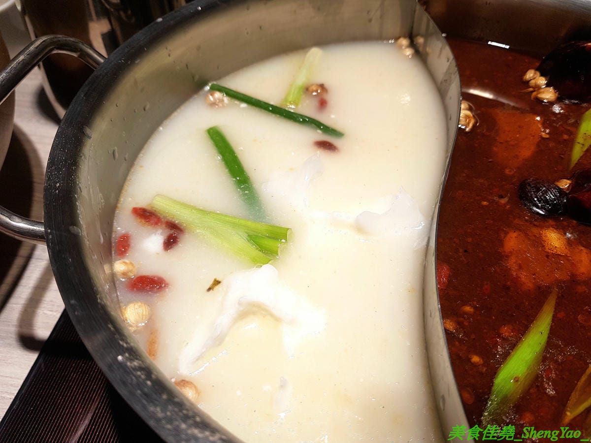[台中西屯]愛食鍋 – 高雄人氣麻辣鴛鴦鍋進軍台中首家分店,道地四川巴蜀味的招牌麻辣湯頭又香又麻,還有萌到不行的獨家南瓜熊熊磚也超吸睛,肉盤長度和桌子差不多寬,超狂超霸氣,份量兩三人