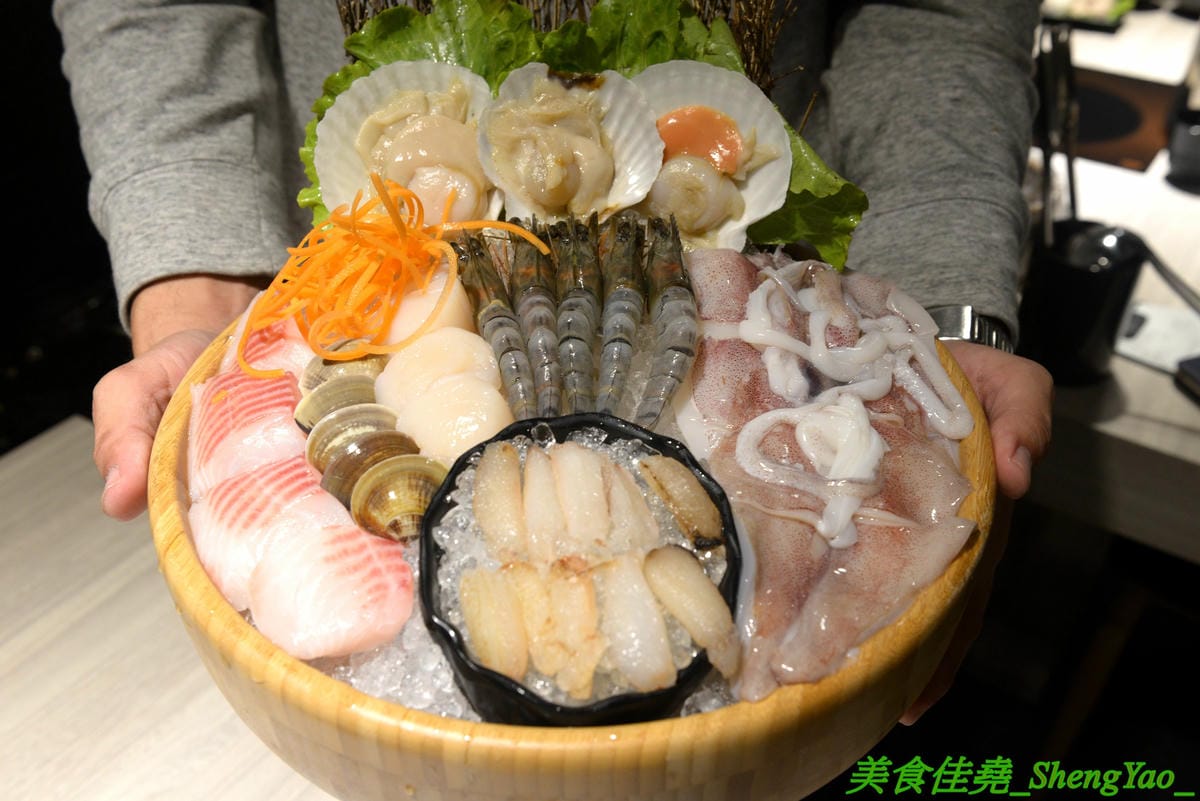 [台中西屯]愛食鍋 – 高雄人氣麻辣鴛鴦鍋進軍台中首家分店,道地四川巴蜀味的招牌麻辣湯頭又香又麻,還有萌到不行的獨家南瓜熊熊磚也超吸睛,肉盤長度和桌子差不多寬,超狂超霸氣,份量兩三人
