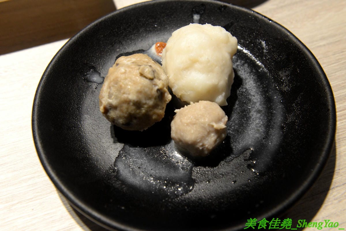 [台中西屯]愛食鍋 – 高雄人氣麻辣鴛鴦鍋進軍台中首家分店,道地四川巴蜀味的招牌麻辣湯頭又香又麻,還有萌到不行的獨家南瓜熊熊磚也超吸睛,肉盤長度和桌子差不多寬,超狂超霸氣,份量兩三人