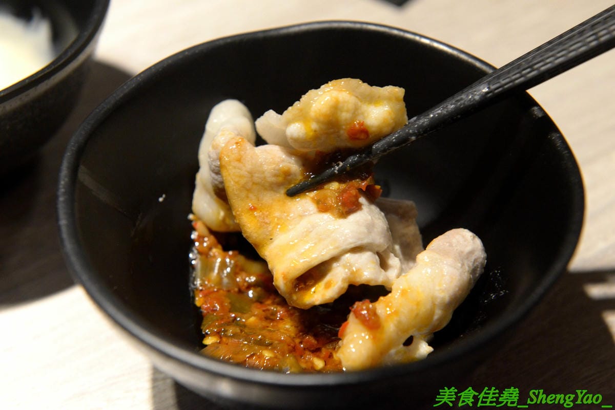 [台中西屯]愛食鍋 – 高雄人氣麻辣鴛鴦鍋進軍台中首家分店,道地四川巴蜀味的招牌麻辣湯頭又香又麻,還有萌到不行的獨家南瓜熊熊磚也超吸睛,肉盤長度和桌子差不多寬,超狂超霸氣,份量兩三人
