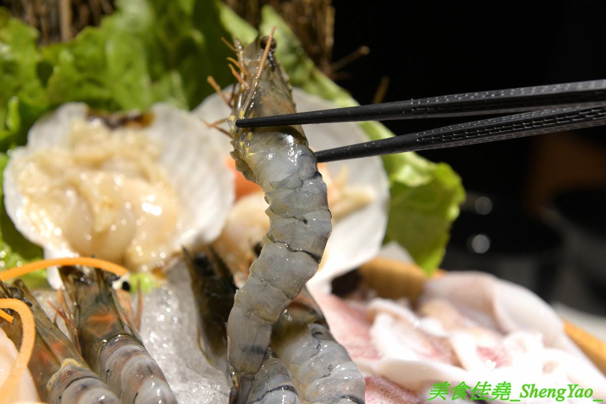 [台中西屯]愛食鍋 – 高雄人氣麻辣鴛鴦鍋進軍台中首家分店,道地四川巴蜀味的招牌麻辣湯頭又香又麻,還有萌到不行的獨家南瓜熊熊磚也超吸睛,肉盤長度和桌子差不多寬,超狂超霸氣,份量兩三人