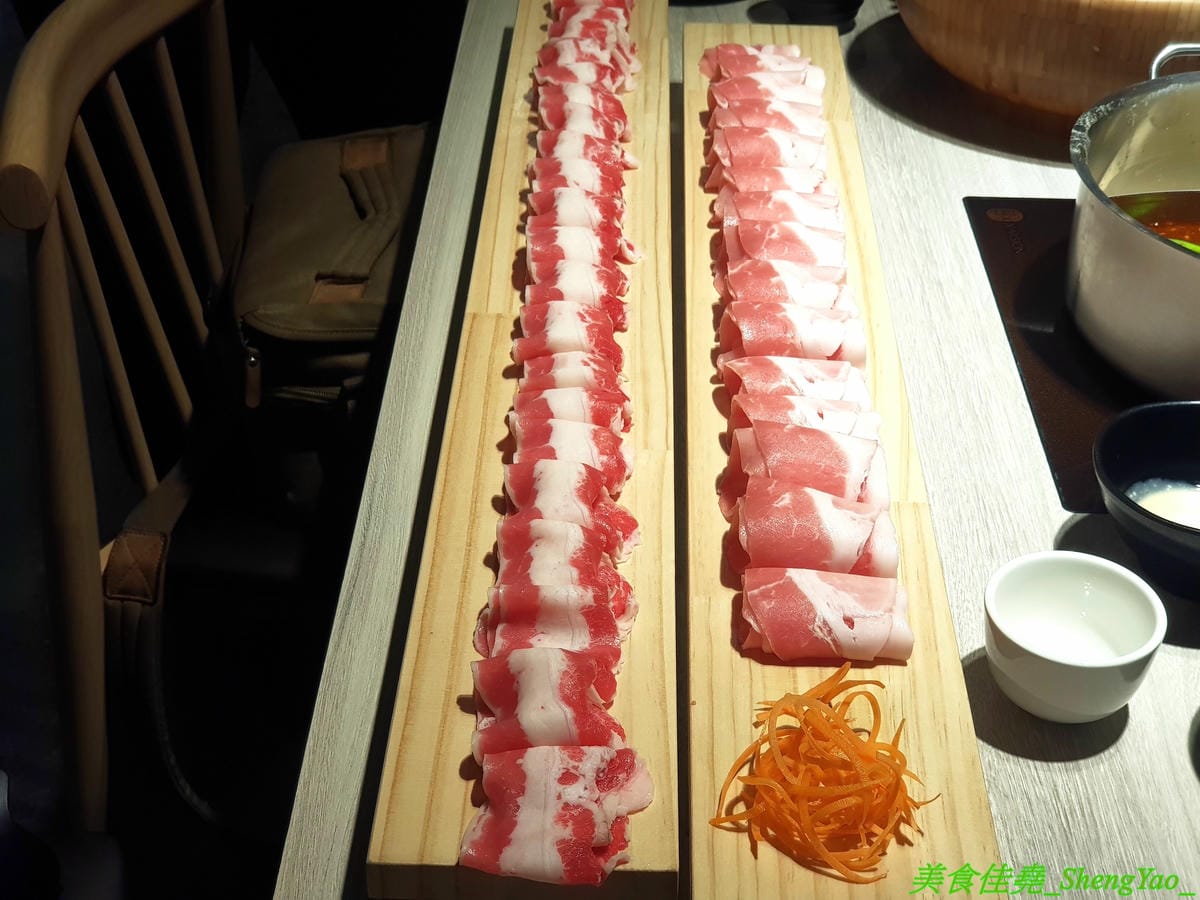 [台中西屯]愛食鍋 – 高雄人氣麻辣鴛鴦鍋進軍台中首家分店,道地四川巴蜀味的招牌麻辣湯頭又香又麻,還有萌到不行的獨家南瓜熊熊磚也超吸睛,肉盤長度和桌子差不多寬,超狂超霸氣,份量兩三人