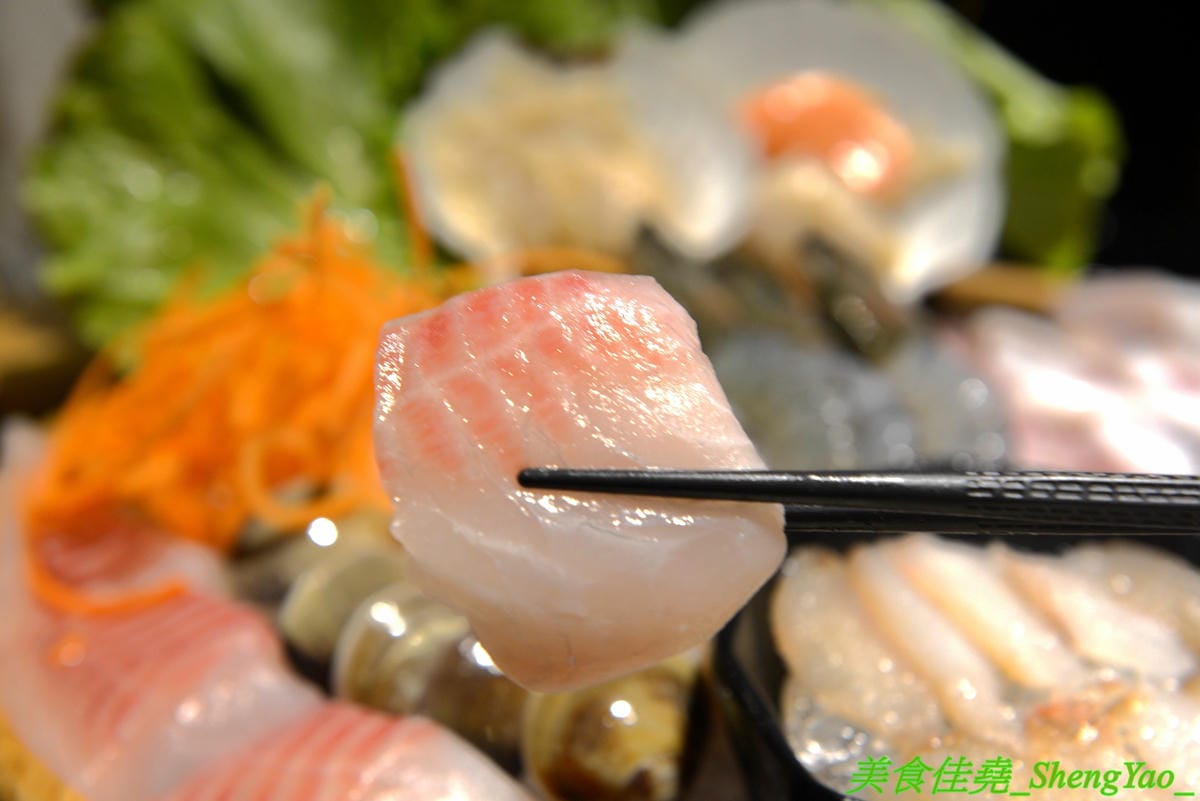 [台中西屯]愛食鍋 – 高雄人氣麻辣鴛鴦鍋進軍台中首家分店,道地四川巴蜀味的招牌麻辣湯頭又香又麻,還有萌到不行的獨家南瓜熊熊磚也超吸睛,肉盤長度和桌子差不多寬,超狂超霸氣,份量兩三人