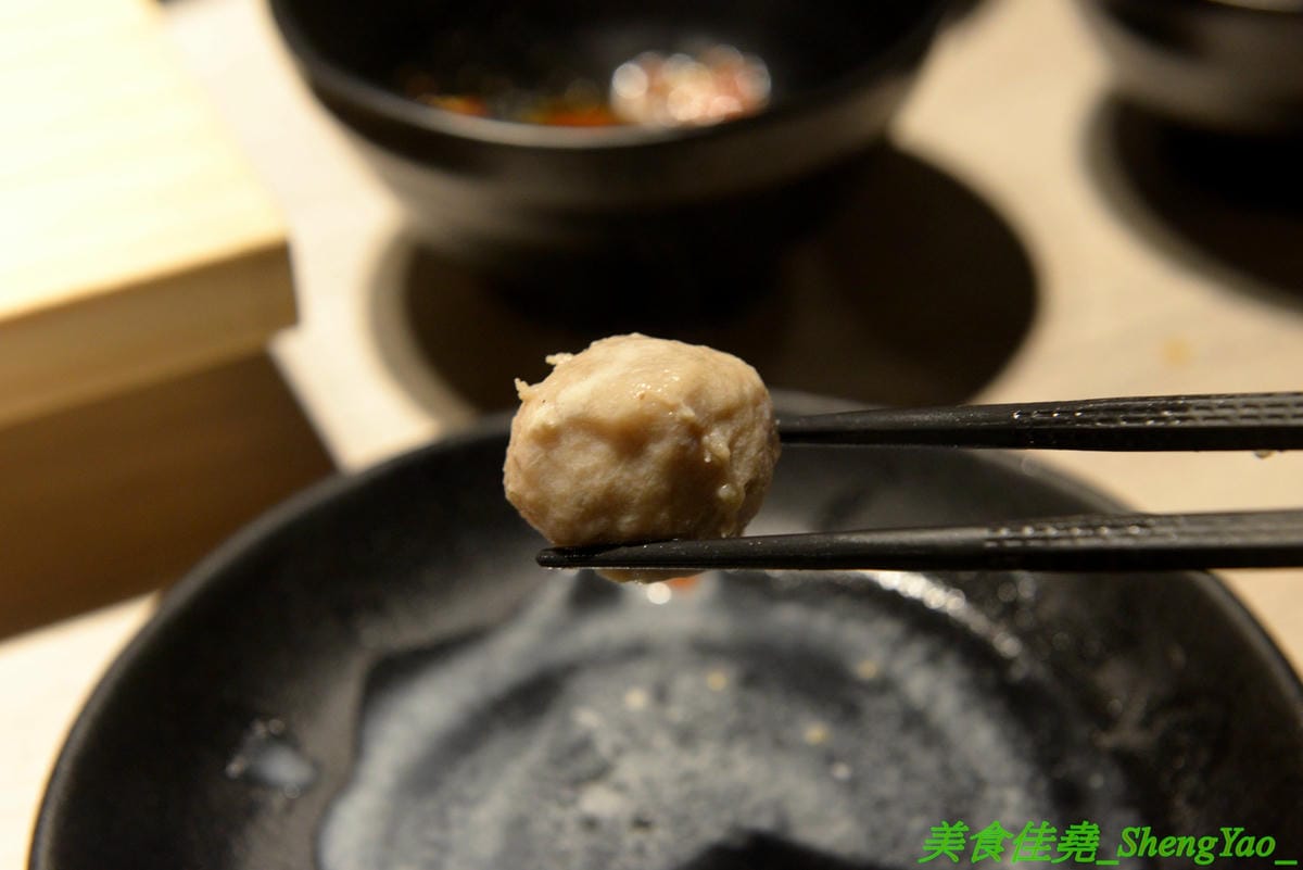 [台中西屯]愛食鍋 – 高雄人氣麻辣鴛鴦鍋進軍台中首家分店,道地四川巴蜀味的招牌麻辣湯頭又香又麻,還有萌到不行的獨家南瓜熊熊磚也超吸睛,肉盤長度和桌子差不多寬,超狂超霸氣,份量兩三人