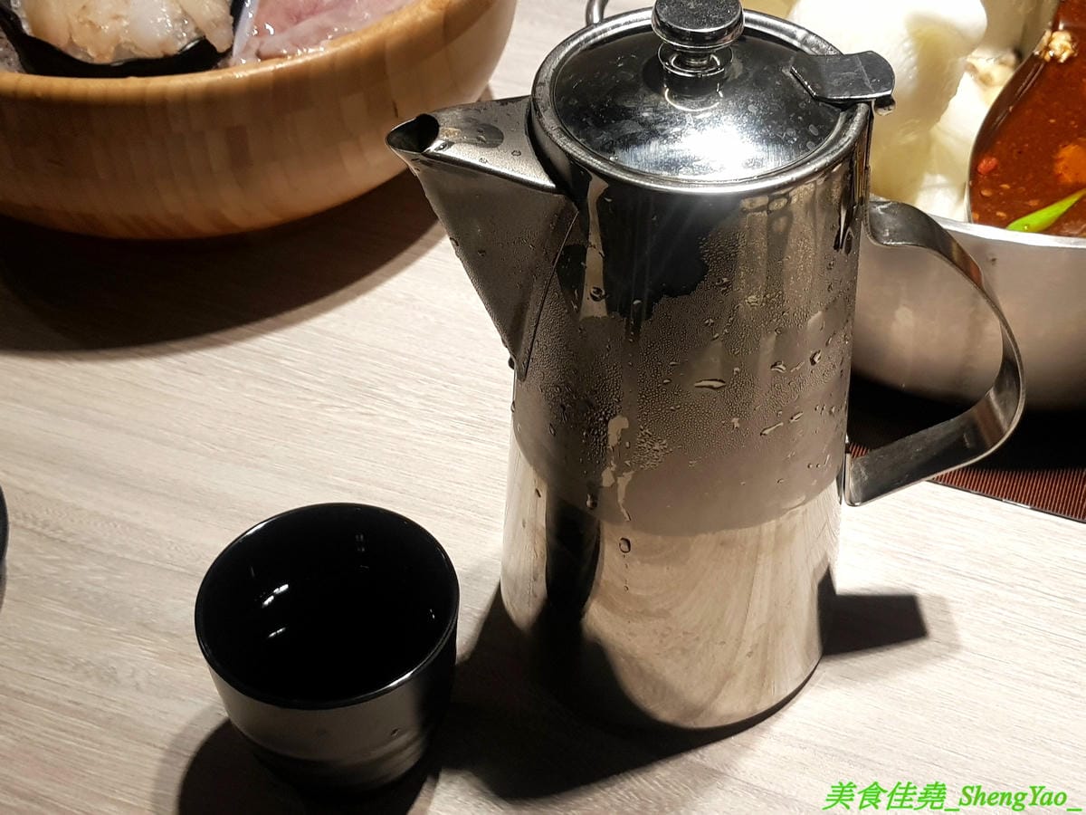[台中西屯]愛食鍋 – 高雄人氣麻辣鴛鴦鍋進軍台中首家分店,道地四川巴蜀味的招牌麻辣湯頭又香又麻,還有萌到不行的獨家南瓜熊熊磚也超吸睛,肉盤長度和桌子差不多寬,超狂超霸氣,份量兩三人
