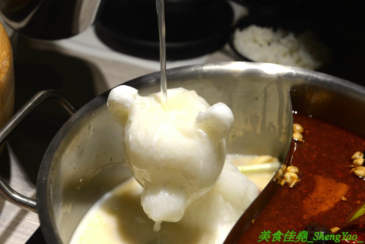 [台中西屯]愛食鍋 – 高雄人氣麻辣鴛鴦鍋進軍台中首家分店,道地四川巴蜀味的招牌麻辣湯頭又香又麻,還有萌到不行的獨家南瓜熊熊磚也超吸睛,肉盤長度和桌子差不多寬,超狂超霸氣,份量兩三人