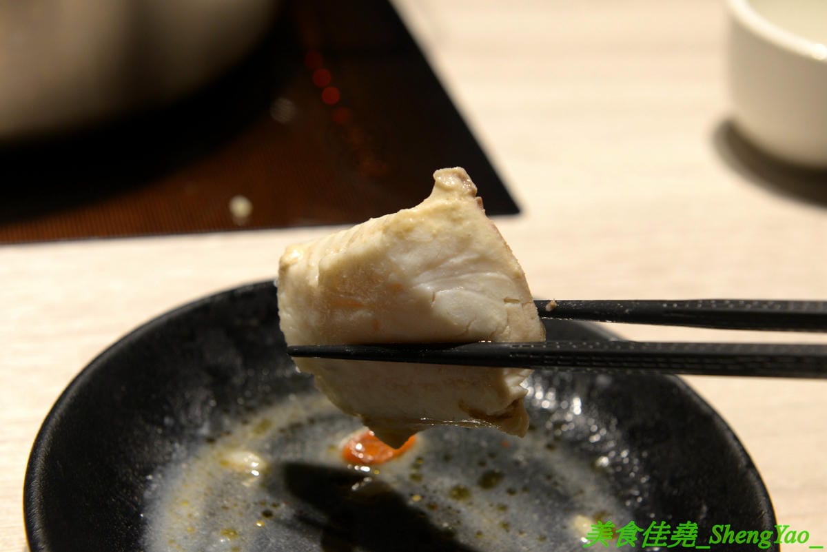 [台中西屯]愛食鍋 – 高雄人氣麻辣鴛鴦鍋進軍台中首家分店,道地四川巴蜀味的招牌麻辣湯頭又香又麻,還有萌到不行的獨家南瓜熊熊磚也超吸睛,肉盤長度和桌子差不多寬,超狂超霸氣,份量兩三人