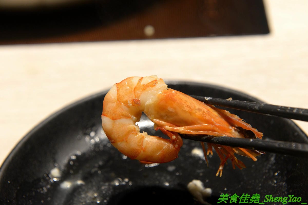 [台中西屯]愛食鍋 – 高雄人氣麻辣鴛鴦鍋進軍台中首家分店,道地四川巴蜀味的招牌麻辣湯頭又香又麻,還有萌到不行的獨家南瓜熊熊磚也超吸睛,肉盤長度和桌子差不多寬,超狂超霸氣,份量兩三人
