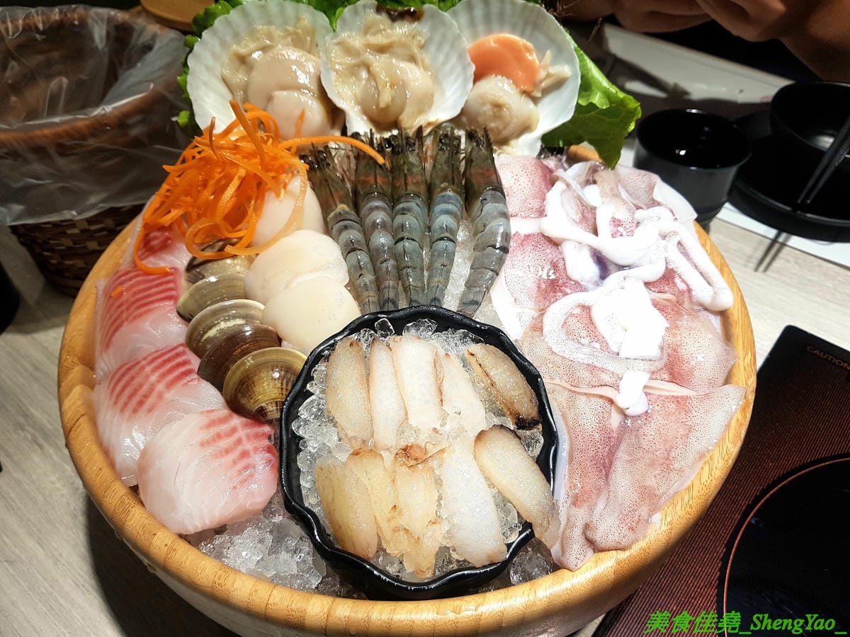 [台中西屯]愛食鍋 – 高雄人氣麻辣鴛鴦鍋進軍台中首家分店,道地四川巴蜀味的招牌麻辣湯頭又香又麻,還有萌到不行的獨家南瓜熊熊磚也超吸睛,肉盤長度和桌子差不多寬,超狂超霸氣,份量兩三人