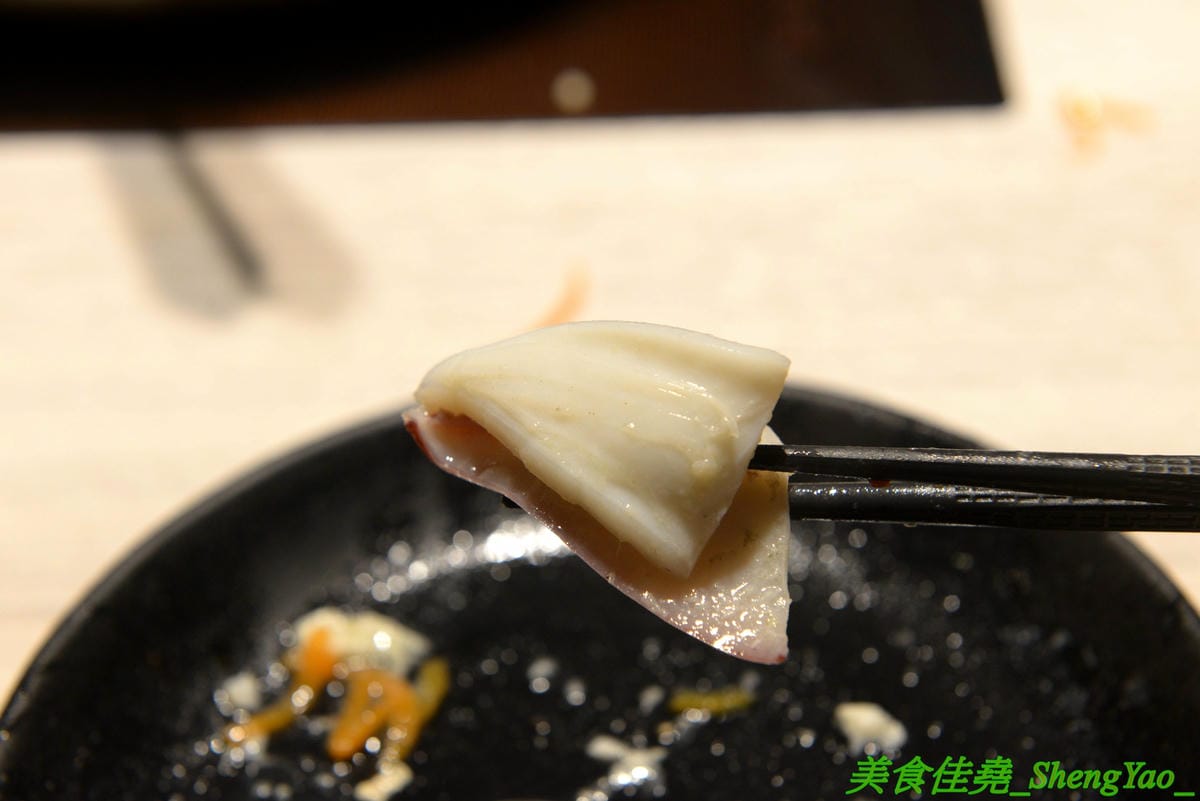 [台中西屯]愛食鍋 – 高雄人氣麻辣鴛鴦鍋進軍台中首家分店,道地四川巴蜀味的招牌麻辣湯頭又香又麻,還有萌到不行的獨家南瓜熊熊磚也超吸睛,肉盤長度和桌子差不多寬,超狂超霸氣,份量兩三人