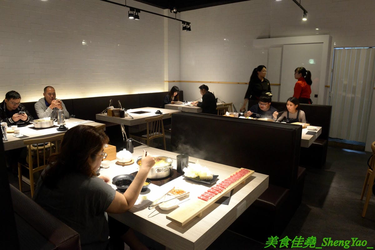 [台中西屯]愛食鍋 – 高雄人氣麻辣鴛鴦鍋進軍台中首家分店,道地四川巴蜀味的招牌麻辣湯頭又香又麻,還有萌到不行的獨家南瓜熊熊磚也超吸睛,肉盤長度和桌子差不多寬,超狂超霸氣,份量兩三人