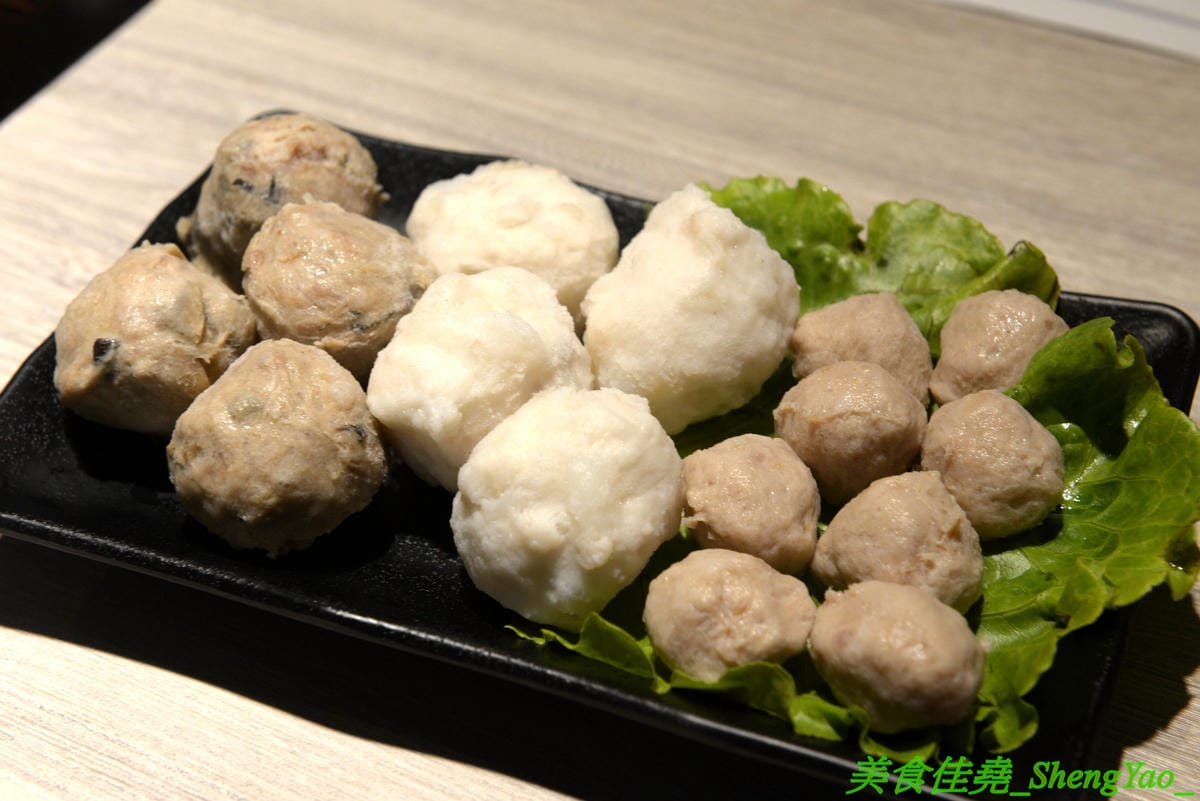 [台中西屯]愛食鍋 – 高雄人氣麻辣鴛鴦鍋進軍台中首家分店,道地四川巴蜀味的招牌麻辣湯頭又香又麻,還有萌到不行的獨家南瓜熊熊磚也超吸睛,肉盤長度和桌子差不多寬,超狂超霸氣,份量兩三人