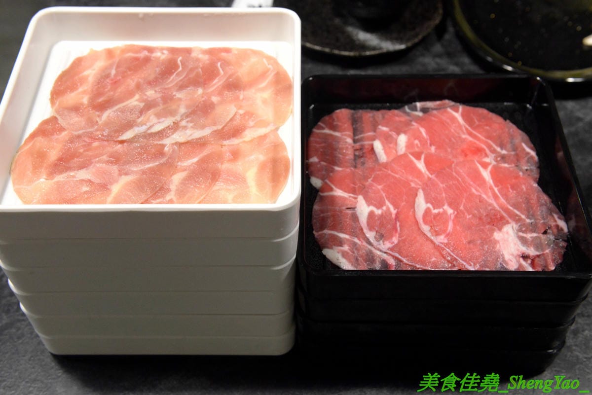 [台中龍井]膳膳火鍋 -梧棲57夯肉新品牌,平價火鍋吃到飽,六種肉品加自助吧無限供應只要399元且不收服務費,環境寬敞舒適,營業時間到凌晨1點,宵夜也能來吃吃到飽。(已歇業)
