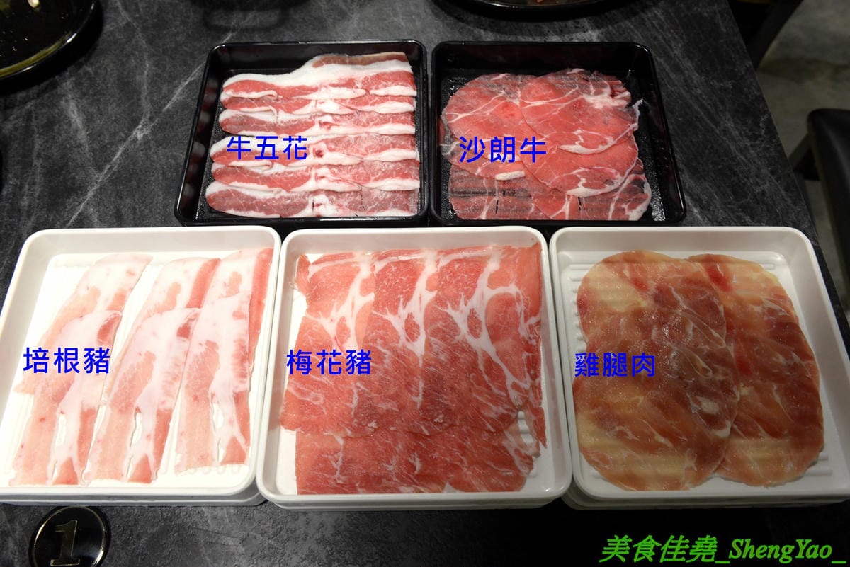 [台中龍井]膳膳火鍋 -梧棲57夯肉新品牌,平價火鍋吃到飽,六種肉品加自助吧無限供應只要399元且不收服務費,環境寬敞舒適,營業時間到凌晨1點,宵夜也能來吃吃到飽。(已歇業)