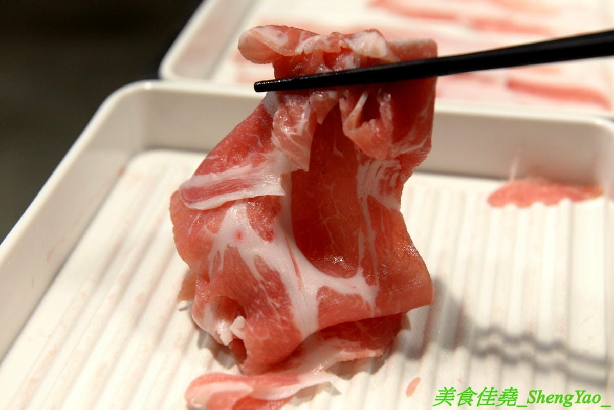 [台中龍井]膳膳火鍋 -梧棲57夯肉新品牌,平價火鍋吃到飽,六種肉品加自助吧無限供應只要399元且不收服務費,環境寬敞舒適,營業時間到凌晨1點,宵夜也能來吃吃到飽。(已歇業)