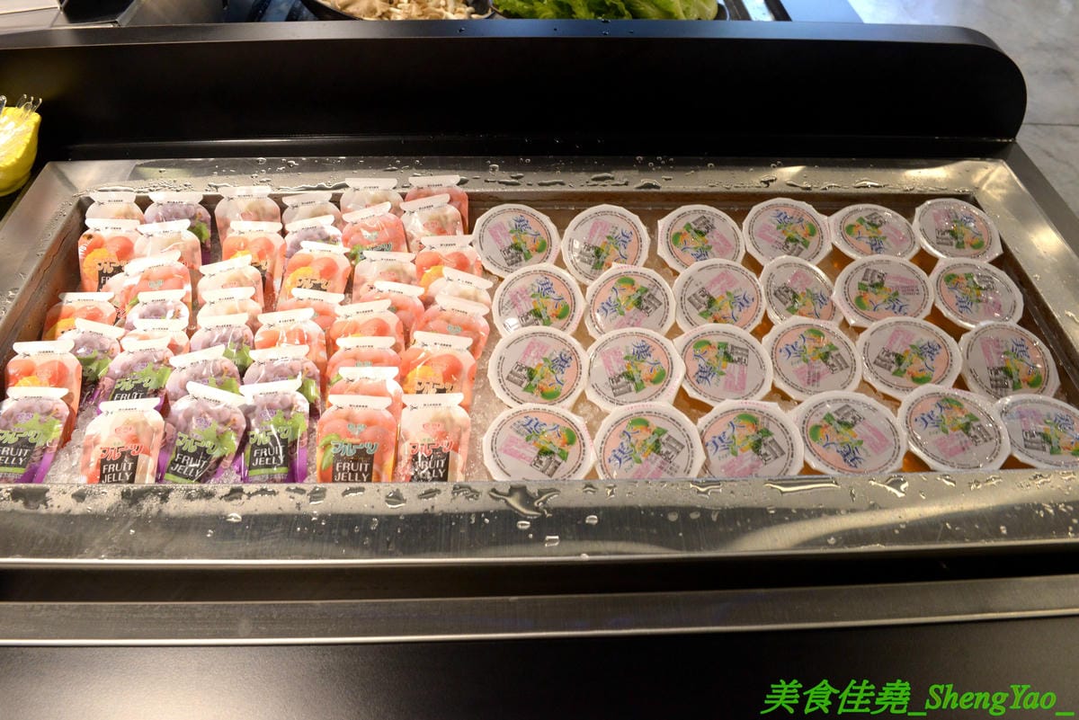 [台中龍井]膳膳火鍋 -梧棲57夯肉新品牌,平價火鍋吃到飽,六種肉品加自助吧無限供應只要399元且不收服務費,環境寬敞舒適,營業時間到凌晨1點,宵夜也能來吃吃到飽。(已歇業)