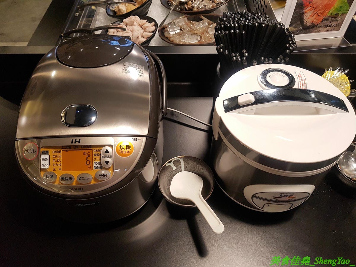 [台中龍井]膳膳火鍋 -梧棲57夯肉新品牌,平價火鍋吃到飽,六種肉品加自助吧無限供應只要399元且不收服務費,環境寬敞舒適,營業時間到凌晨1點,宵夜也能來吃吃到飽。(已歇業)