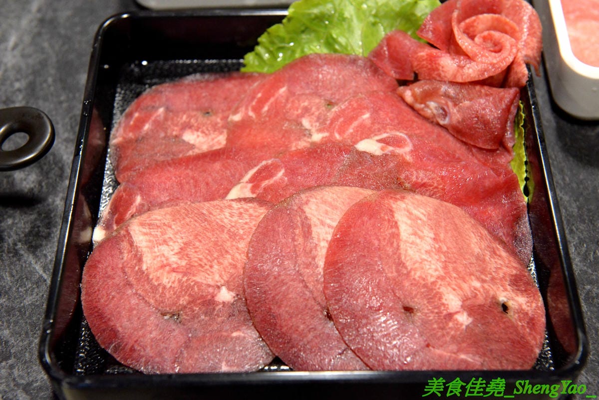 [台中龍井]膳膳火鍋 -梧棲57夯肉新品牌,平價火鍋吃到飽,六種肉品加自助吧無限供應只要399元且不收服務費,環境寬敞舒適,營業時間到凌晨1點,宵夜也能來吃吃到飽。(已歇業)