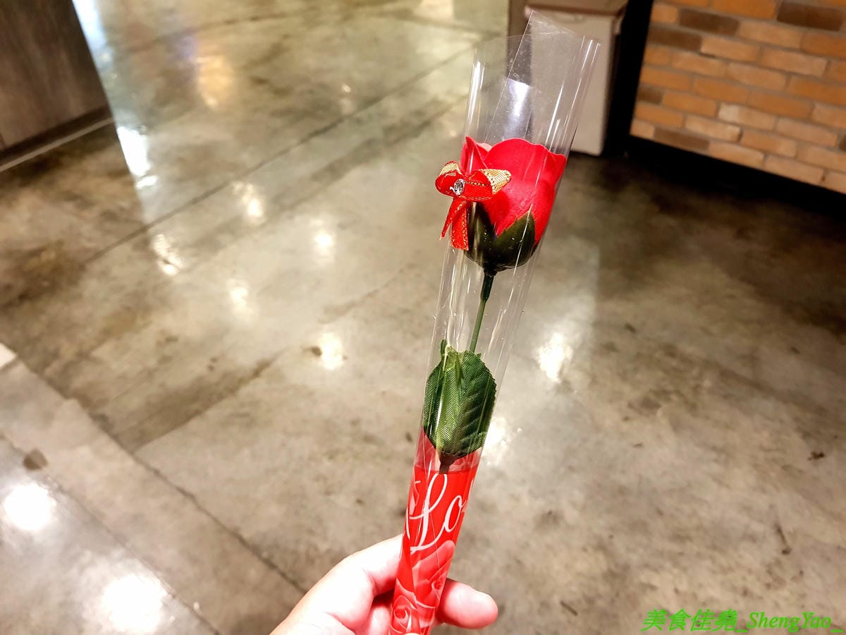 [台中龍井]膳膳火鍋 -梧棲57夯肉新品牌,平價火鍋吃到飽,六種肉品加自助吧無限供應只要399元且不收服務費,環境寬敞舒適,營業時間到凌晨1點,宵夜也能來吃吃到飽。(已歇業)