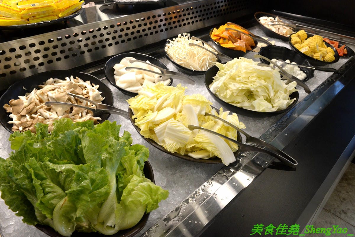[台中龍井]膳膳火鍋 -梧棲57夯肉新品牌,平價火鍋吃到飽,六種肉品加自助吧無限供應只要399元且不收服務費,環境寬敞舒適,營業時間到凌晨1點,宵夜也能來吃吃到飽。(已歇業)