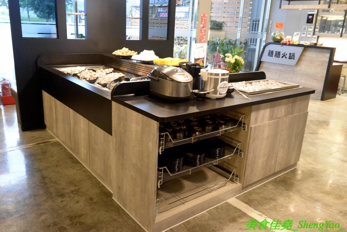 [台中龍井]膳膳火鍋 -梧棲57夯肉新品牌,平價火鍋吃到飽,六種肉品加自助吧無限供應只要399元且不收服務費,環境寬敞舒適,營業時間到凌晨1點,宵夜也能來吃吃到飽。(已歇業)