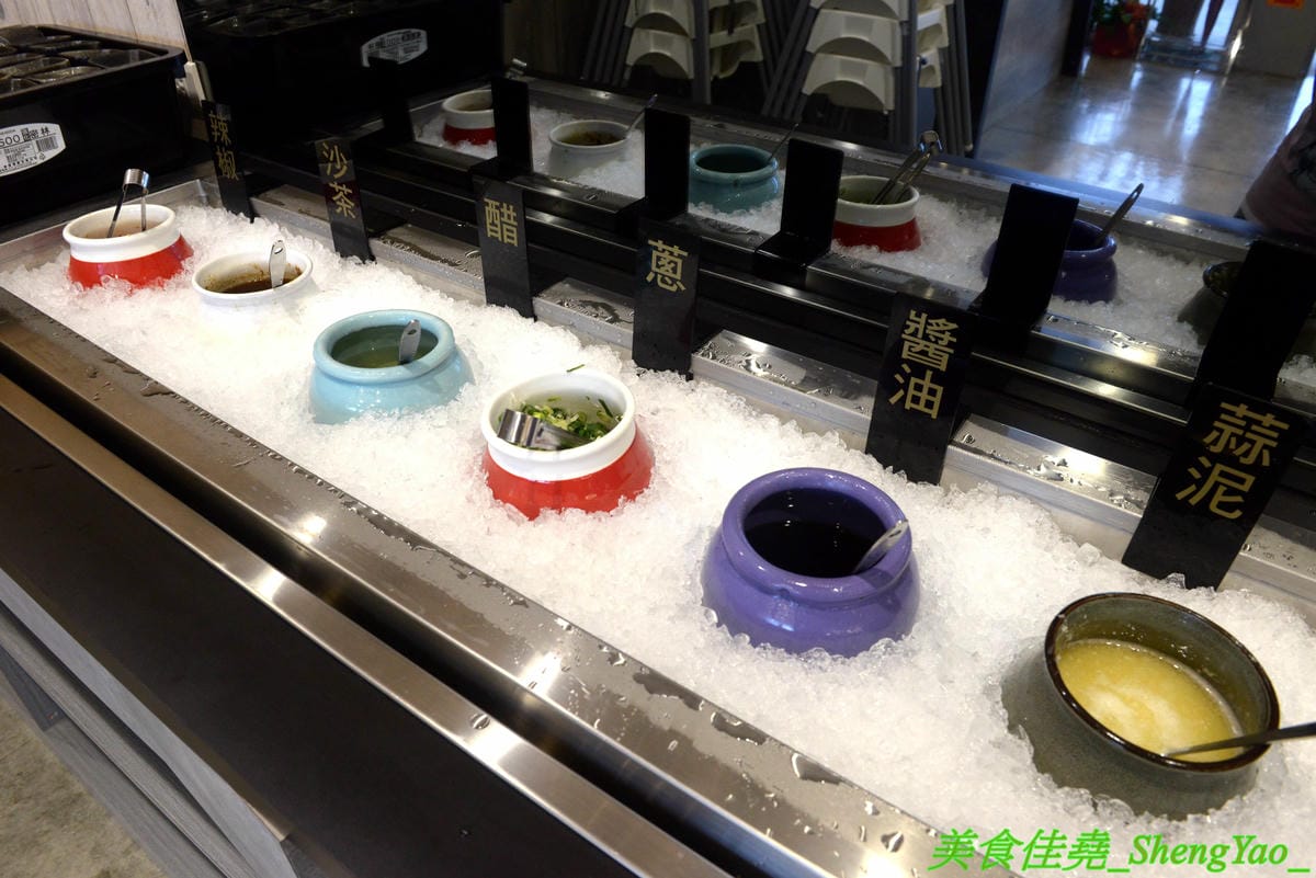 [台中龍井]膳膳火鍋 -梧棲57夯肉新品牌,平價火鍋吃到飽,六種肉品加自助吧無限供應只要399元且不收服務費,環境寬敞舒適,營業時間到凌晨1點,宵夜也能來吃吃到飽。(已歇業)