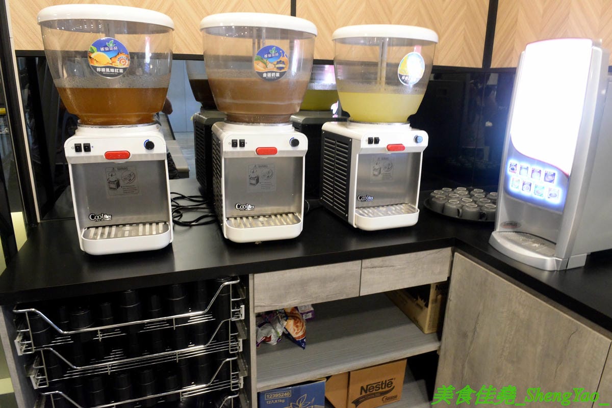 [台中龍井]膳膳火鍋 -梧棲57夯肉新品牌,平價火鍋吃到飽,六種肉品加自助吧無限供應只要399元且不收服務費,環境寬敞舒適,營業時間到凌晨1點,宵夜也能來吃吃到飽。(已歇業)