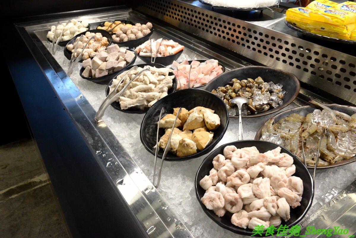 [台中龍井]膳膳火鍋 -梧棲57夯肉新品牌,平價火鍋吃到飽,六種肉品加自助吧無限供應只要399元且不收服務費,環境寬敞舒適,營業時間到凌晨1點,宵夜也能來吃吃到飽。(已歇業)