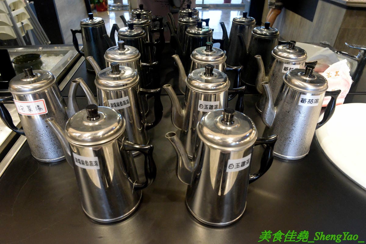[台中龍井]膳膳火鍋 -梧棲57夯肉新品牌,平價火鍋吃到飽,六種肉品加自助吧無限供應只要399元且不收服務費,環境寬敞舒適,營業時間到凌晨1點,宵夜也能來吃吃到飽。(已歇業)
