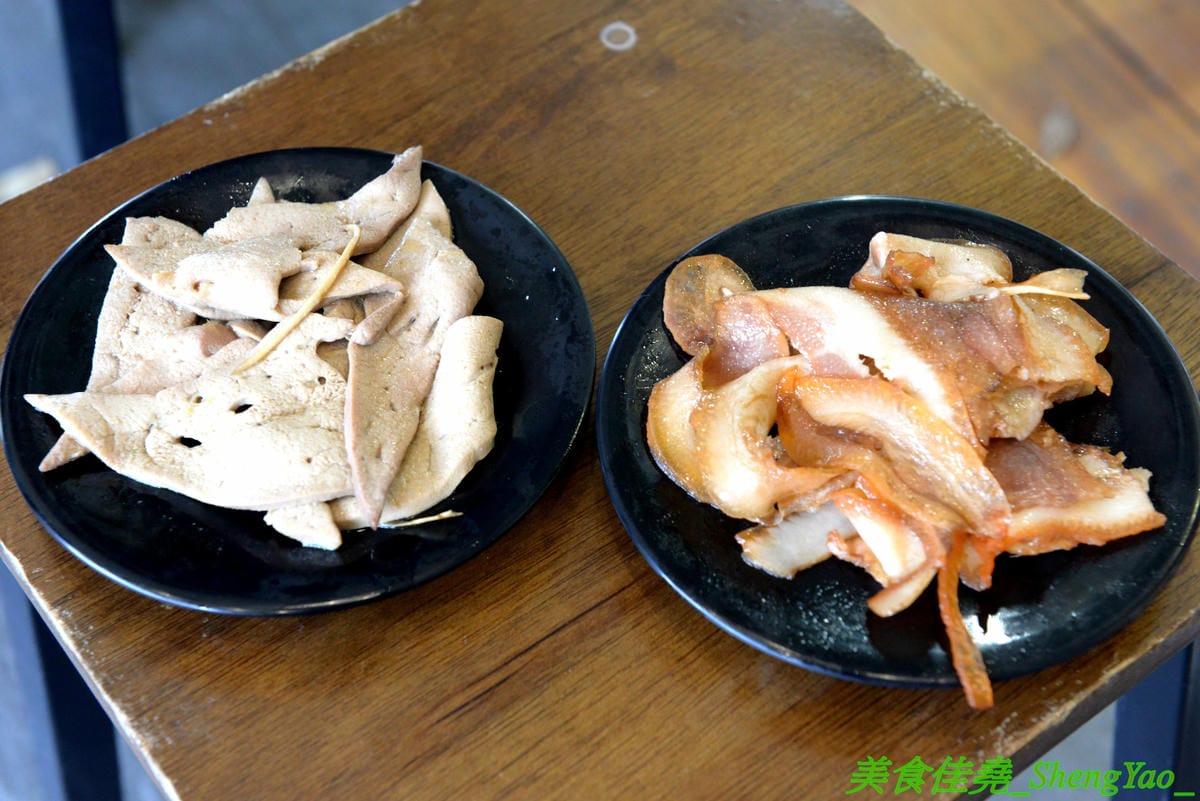 [台中南屯]滿溢手工麵線 – 台中人氣麵線店新推出超狂的十人份巨無霸麵線,滿滿麵線加上四種配料,份量大到連大胃王丁丁挑戰完都說超飽,單人30分鐘吃完就有1000元獎金喔 !! 不想挑戰也可以約朋
