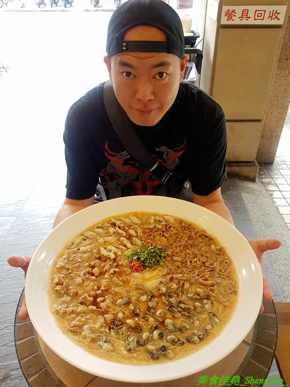[台中南屯]滿溢手工麵線 – 台中人氣麵線店新推出超狂的十人份巨無霸麵線,滿滿麵線加上四種配料,份量大到連大胃王丁丁挑戰完都說超飽,單人30分鐘吃完就有1000元獎金喔 !! 不想挑戰也可以約朋