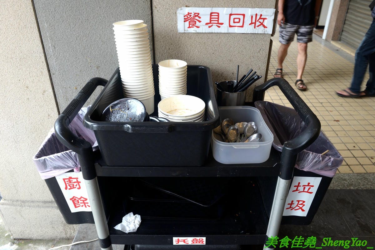 [台中南屯]滿溢手工麵線 – 台中人氣麵線店新推出超狂的十人份巨無霸麵線,滿滿麵線加上四種配料,份量大到連大胃王丁丁挑戰完都說超飽,單人30分鐘吃完就有1000元獎金喔 !! 不想挑戰也可以約朋