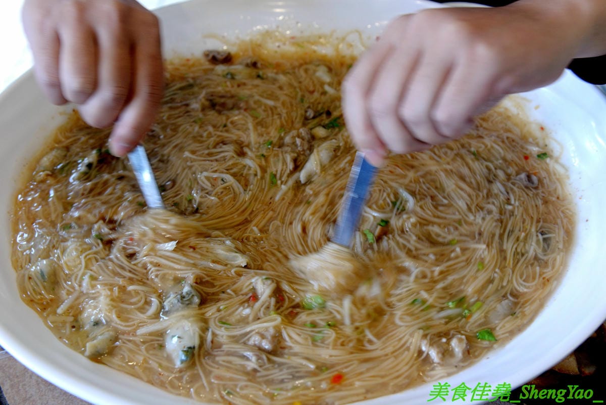 [台中南屯]滿溢手工麵線 – 台中人氣麵線店新推出超狂的十人份巨無霸麵線,滿滿麵線加上四種配料,份量大到連大胃王丁丁挑戰完都說超飽,單人30分鐘吃完就有1000元獎金喔 !! 不想挑戰也可以約朋