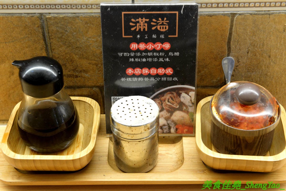 [台中南屯]滿溢手工麵線 – 台中人氣麵線店新推出超狂的十人份巨無霸麵線,滿滿麵線加上四種配料,份量大到連大胃王丁丁挑戰完都說超飽,單人30分鐘吃完就有1000元獎金喔 !! 不想挑戰也可以約朋