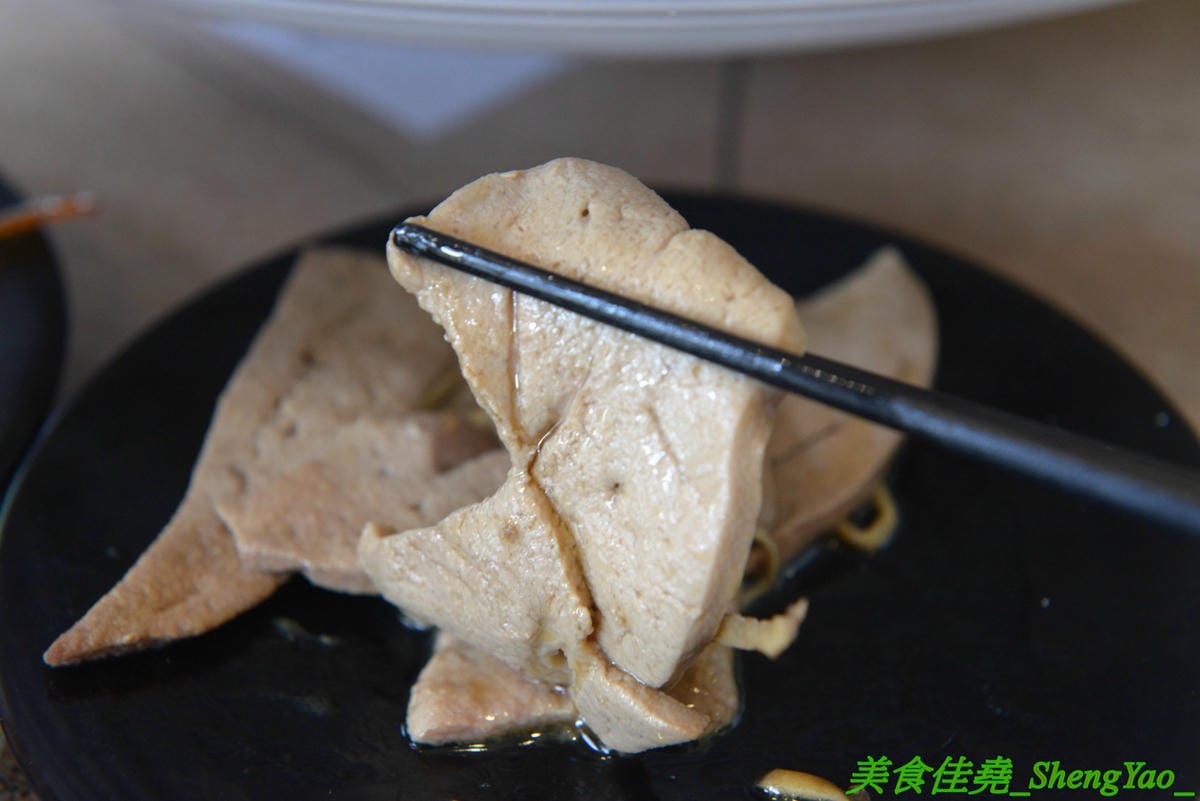 [台中南屯]滿溢手工麵線 – 台中人氣麵線店新推出超狂的十人份巨無霸麵線,滿滿麵線加上四種配料,份量大到連大胃王丁丁挑戰完都說超飽,單人30分鐘吃完就有1000元獎金喔 !! 不想挑戰也可以約朋