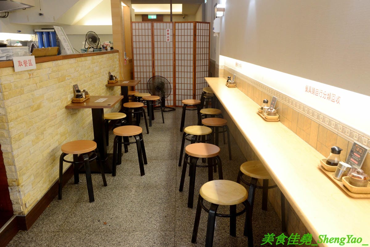 [台中南屯]滿溢手工麵線 – 台中人氣麵線店新推出超狂的十人份巨無霸麵線,滿滿麵線加上四種配料,份量大到連大胃王丁丁挑戰完都說超飽,單人30分鐘吃完就有1000元獎金喔 !! 不想挑戰也可以約朋