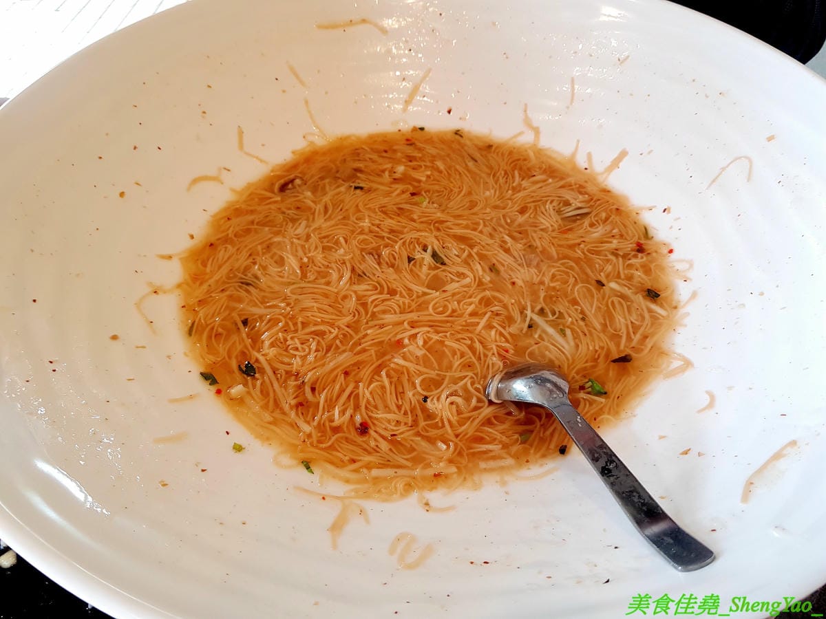 [台中南屯]滿溢手工麵線 – 台中人氣麵線店新推出超狂的十人份巨無霸麵線,滿滿麵線加上四種配料,份量大到連大胃王丁丁挑戰完都說超飽,單人30分鐘吃完就有1000元獎金喔 !! 不想挑戰也可以約朋