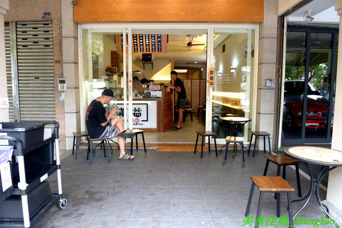[台中南屯]滿溢手工麵線 – 台中人氣麵線店新推出超狂的十人份巨無霸麵線,滿滿麵線加上四種配料,份量大到連大胃王丁丁挑戰完都說超飽,單人30分鐘吃完就有1000元獎金喔 !! 不想挑戰也可以約朋