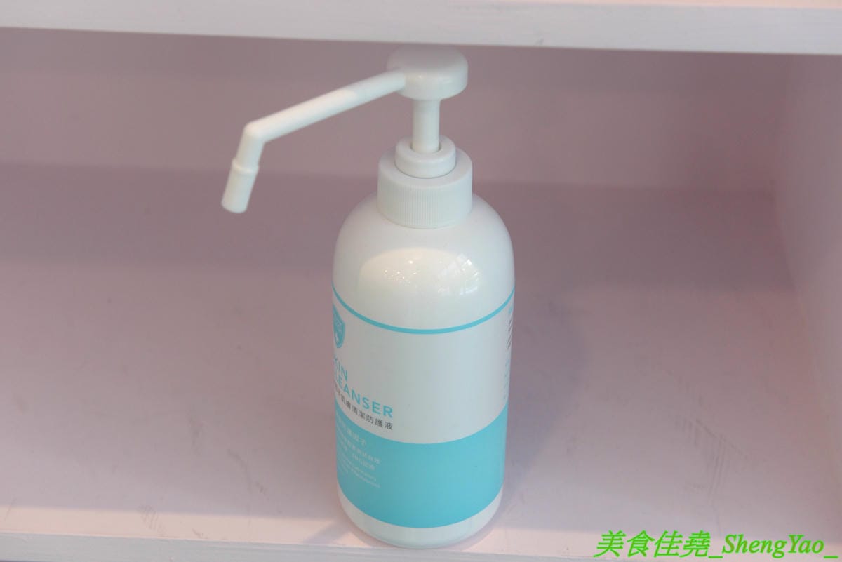 [台中北屯]GAPO TEA 角鋪 – 台灣人自創品牌、在大陸有20多家分店的人氣手搖飲料店回台中開店了,網美風裝潢超好拍照,店內免費WIFI還提供充電線,而且竟然還有兒童遊戲區,根本是親子飲料店了。(