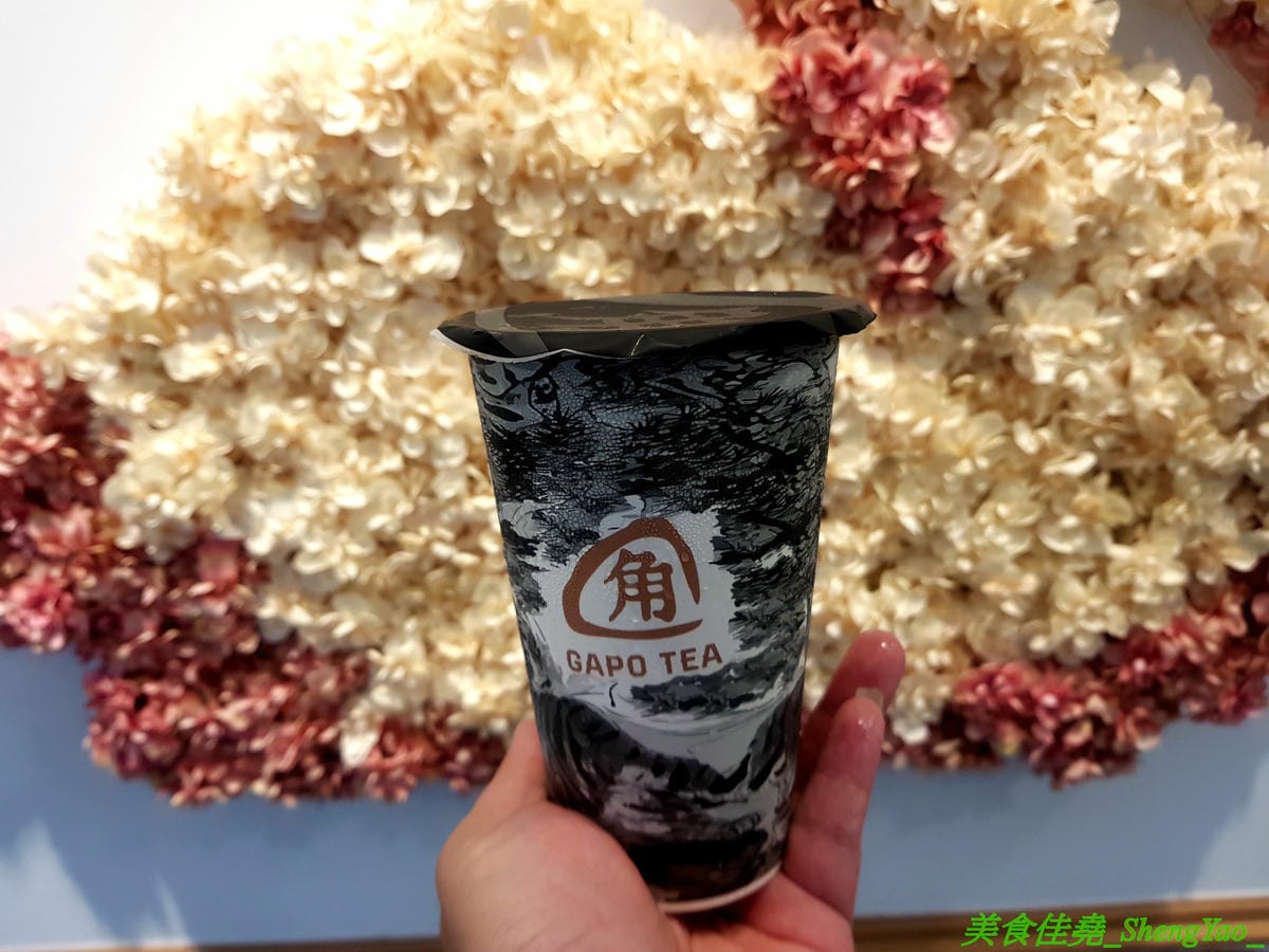 [台中北屯]GAPO TEA 角鋪 – 台灣人自創品牌、在大陸有20多家分店的人氣手搖飲料店回台中開店了,網美風裝潢超好拍照,店內免費WIFI還提供充電線,而且竟然還有兒童遊戲區,根本是親子飲料店了。(