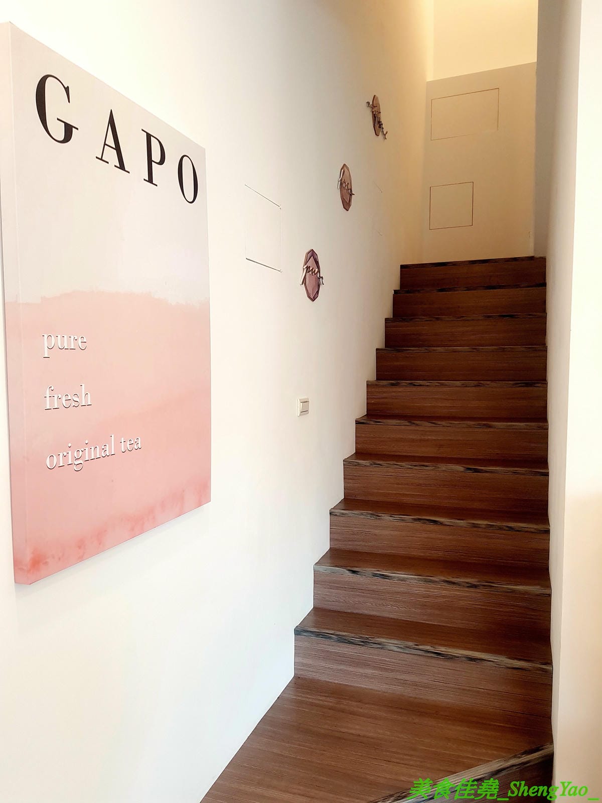 [台中北屯]GAPO TEA 角鋪 – 台灣人自創品牌、在大陸有20多家分店的人氣手搖飲料店回台中開店了,網美風裝潢超好拍照,店內免費WIFI還提供充電線,而且竟然還有兒童遊戲區,根本是親子飲料店了。(