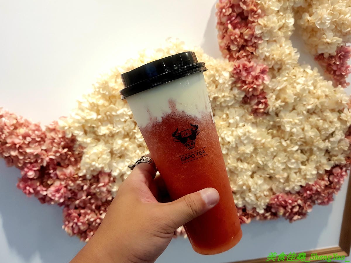 [台中北屯]GAPO TEA 角鋪 – 台灣人自創品牌、在大陸有20多家分店的人氣手搖飲料店回台中開店了,網美風裝潢超好拍照,店內免費WIFI還提供充電線,而且竟然還有兒童遊戲區,根本是親子飲料店了。(