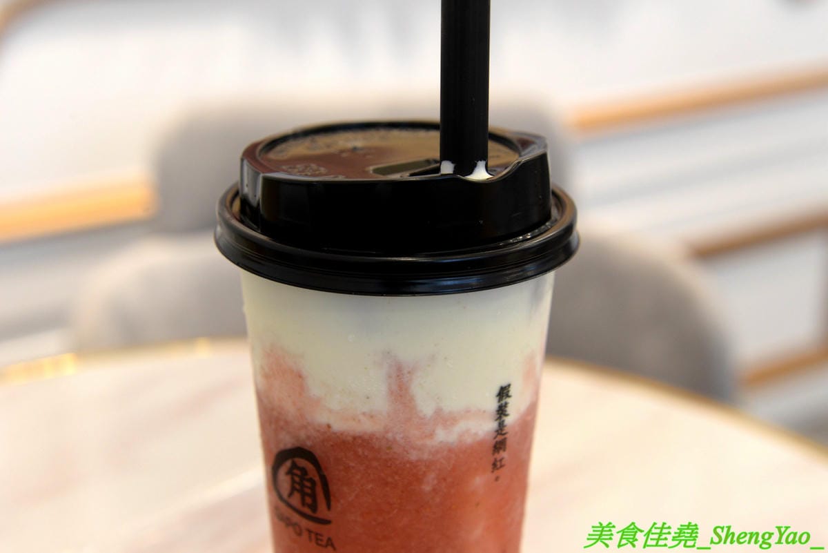 [台中北屯]GAPO TEA 角鋪 – 台灣人自創品牌、在大陸有20多家分店的人氣手搖飲料店回台中開店了,網美風裝潢超好拍照,店內免費WIFI還提供充電線,而且竟然還有兒童遊戲區,根本是親子飲料店了。(