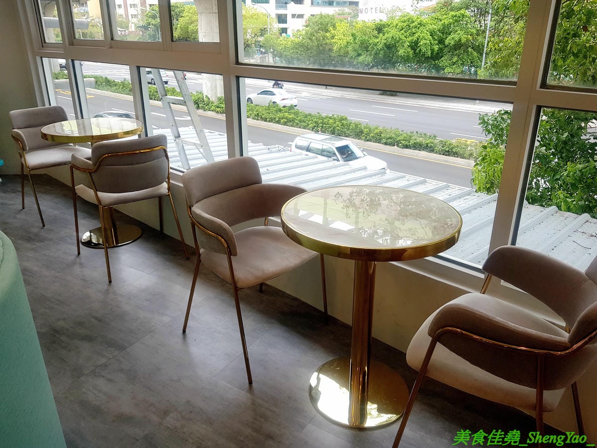 [台中北屯]GAPO TEA 角鋪 – 台灣人自創品牌、在大陸有20多家分店的人氣手搖飲料店回台中開店了,網美風裝潢超好拍照,店內免費WIFI還提供充電線,而且竟然還有兒童遊戲區,根本是親子飲料店了。(