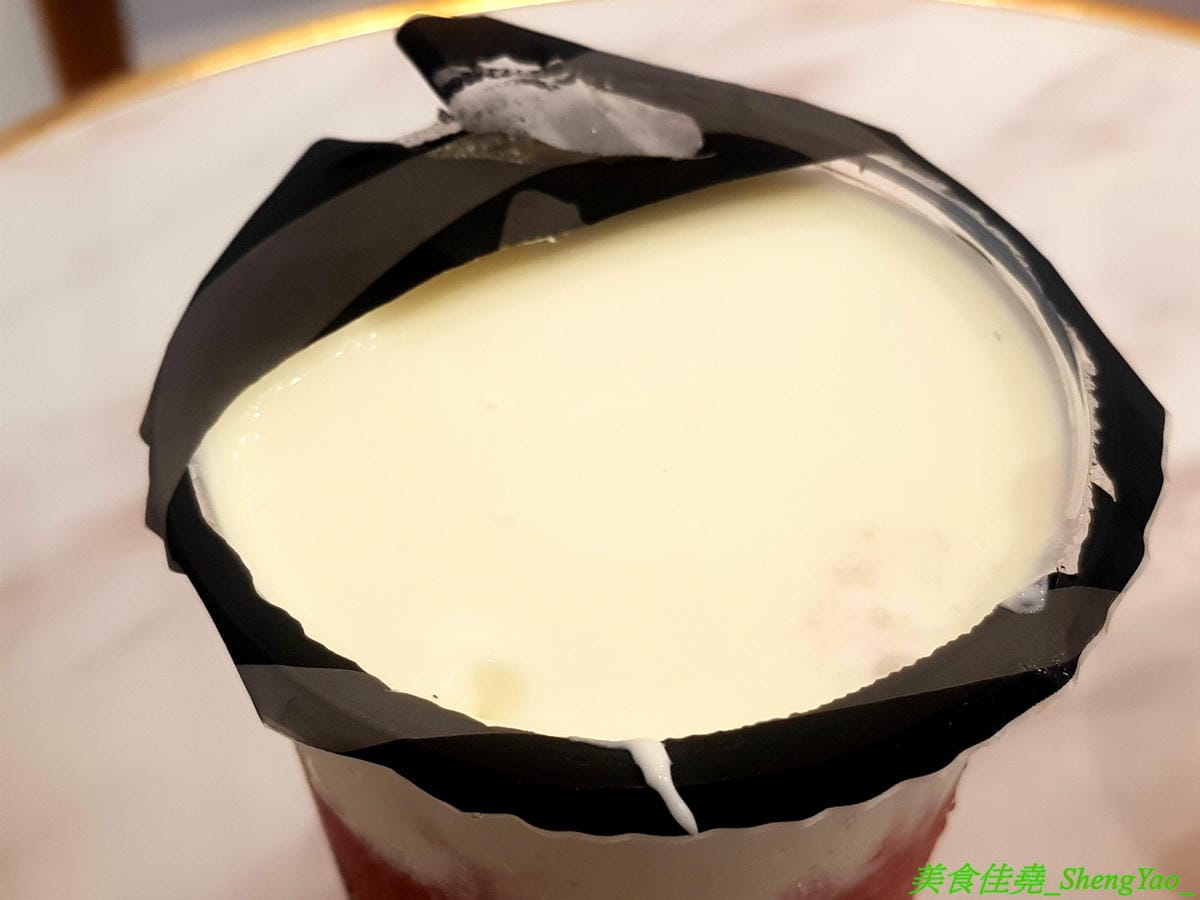 [台中北屯]GAPO TEA 角鋪 – 台灣人自創品牌、在大陸有20多家分店的人氣手搖飲料店回台中開店了,網美風裝潢超好拍照,店內免費WIFI還提供充電線,而且竟然還有兒童遊戲區,根本是親子飲料店了。(